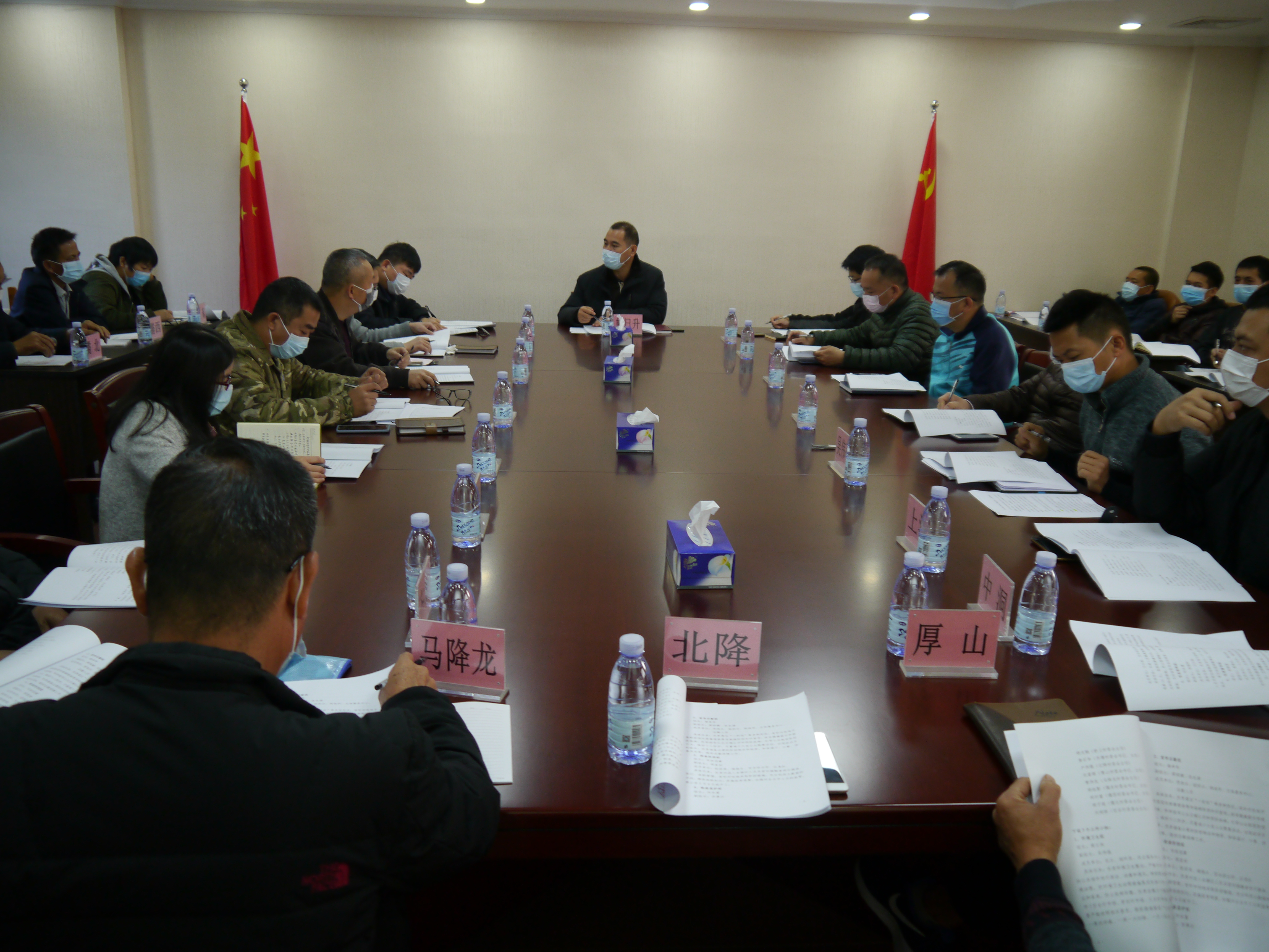 1、鎮(zhèn)黨委書記、市人大代表熊日升主持疫情防控部署工作會(huì)議.JPG