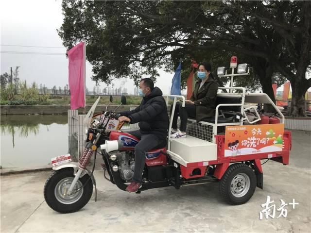 石溪村利用微型消防車(chē)進(jìn)行防控宣傳。
