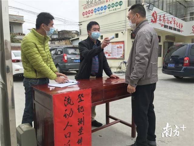 在石溪村，所有返鄉(xiāng)的流動人口都需要到村委會進行體溫檢測和信息登記。