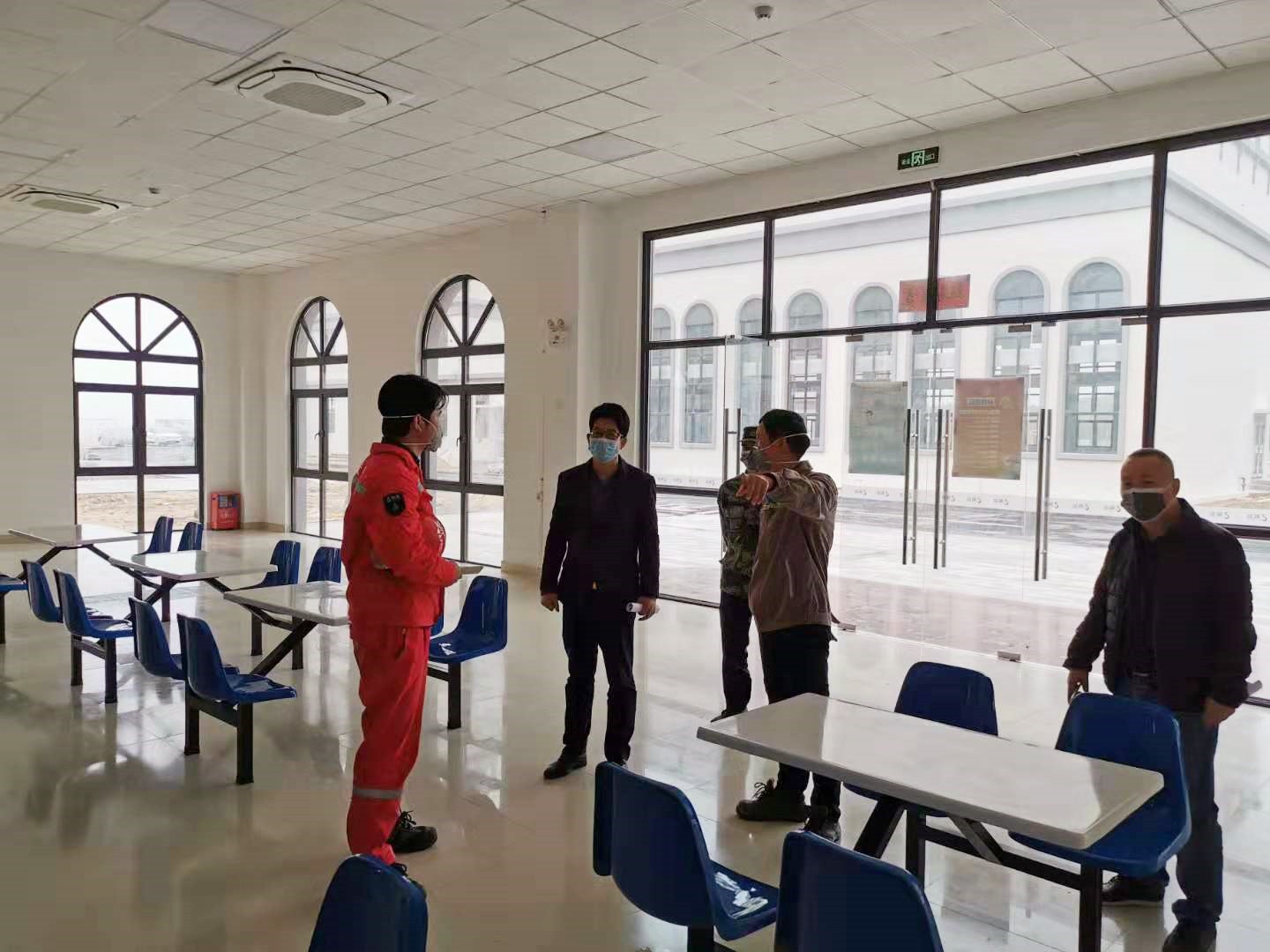 2、鎮(zhèn)長梁志偉指導(dǎo)企業(yè)復(fù)工復(fù)產(chǎn)工作.jpg