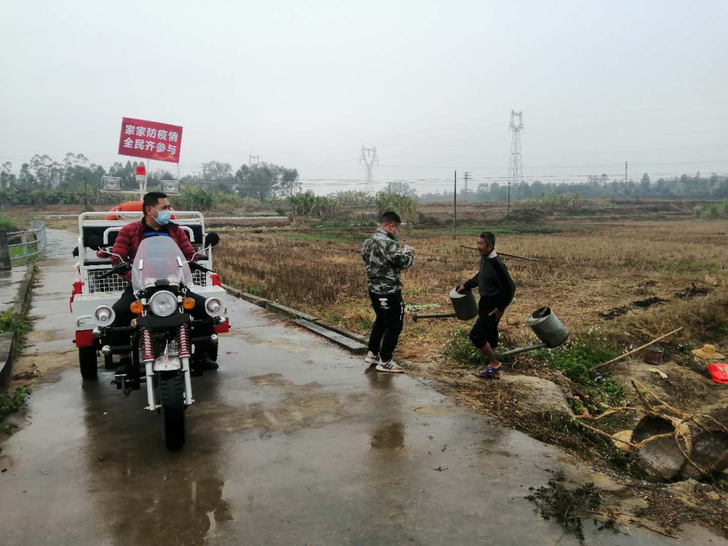 關(guān)寧賜同志駕駛著宣傳車在村中、田頭宣傳防控防護(hù)知識.jpg