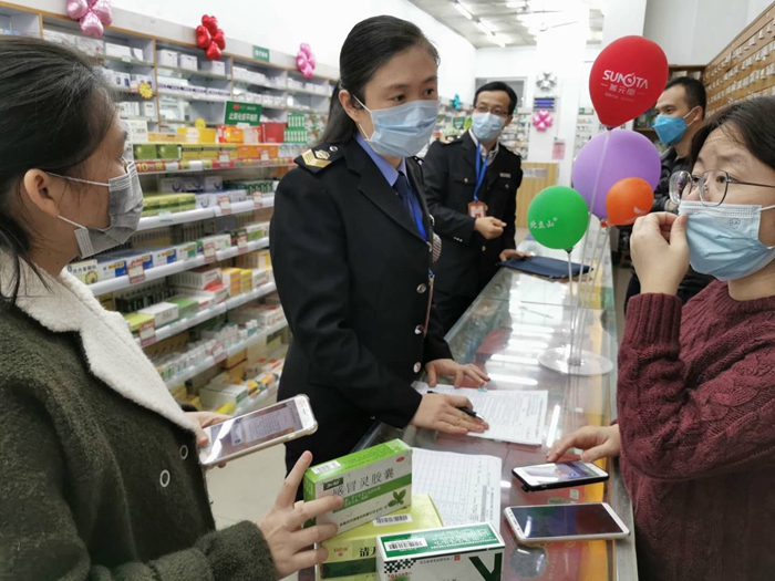 田明明對醫(yī)用防護(hù)服、醫(yī)用口罩、抗流感病毒藥品等進(jìn)行監(jiān)督檢查，確保疫情防控期間用藥用械質(zhì)量安全.jpg