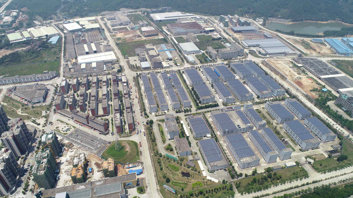 3、2020_0428_121225A翠山湖核心區(qū)已基本完成建設(shè)，廠房林立、配套完善。_調(diào)整大小.jpg