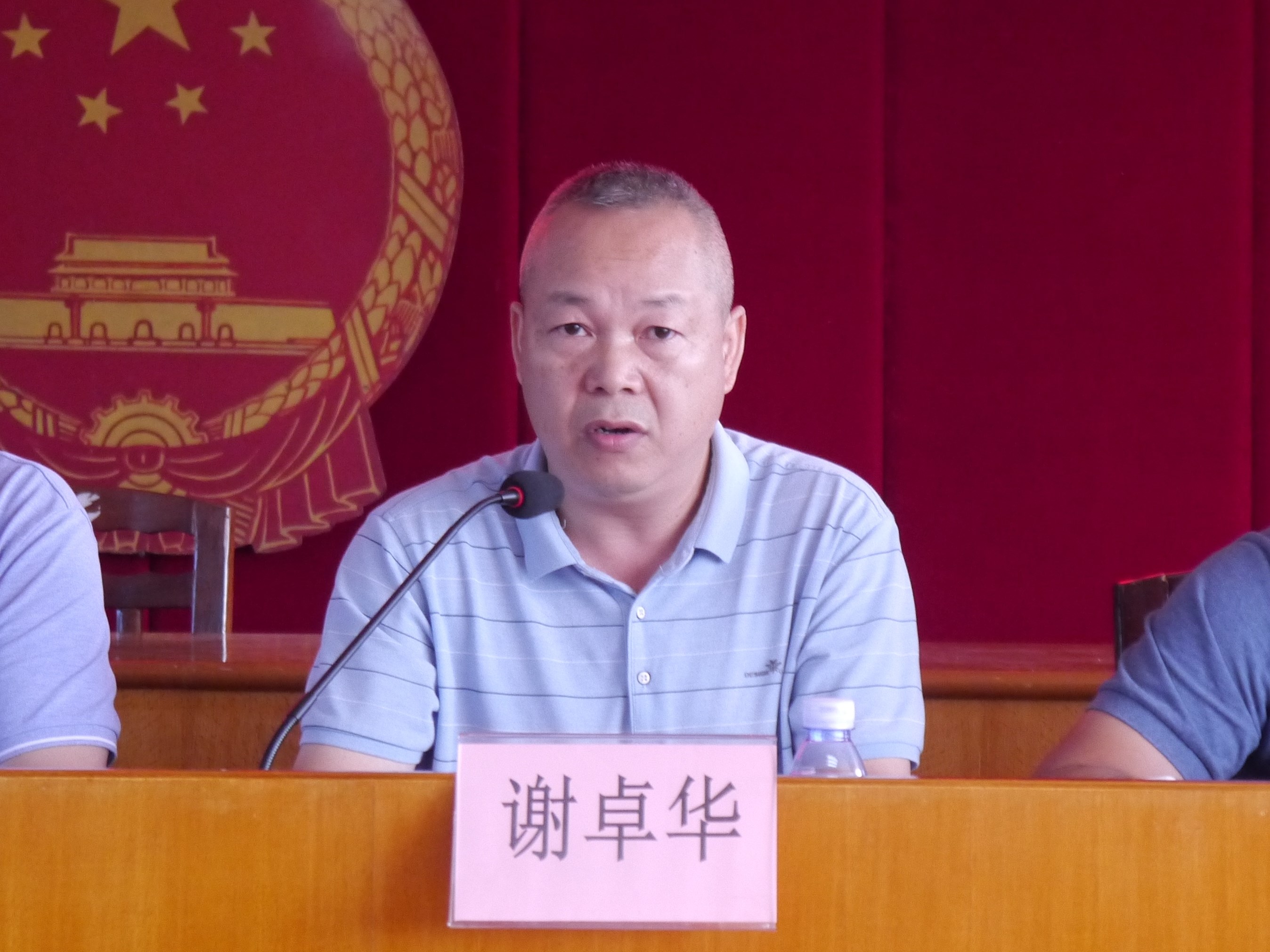 鎮(zhèn)黨委委員、副鎮(zhèn)長謝卓華部署創(chuàng)文工作.jpg