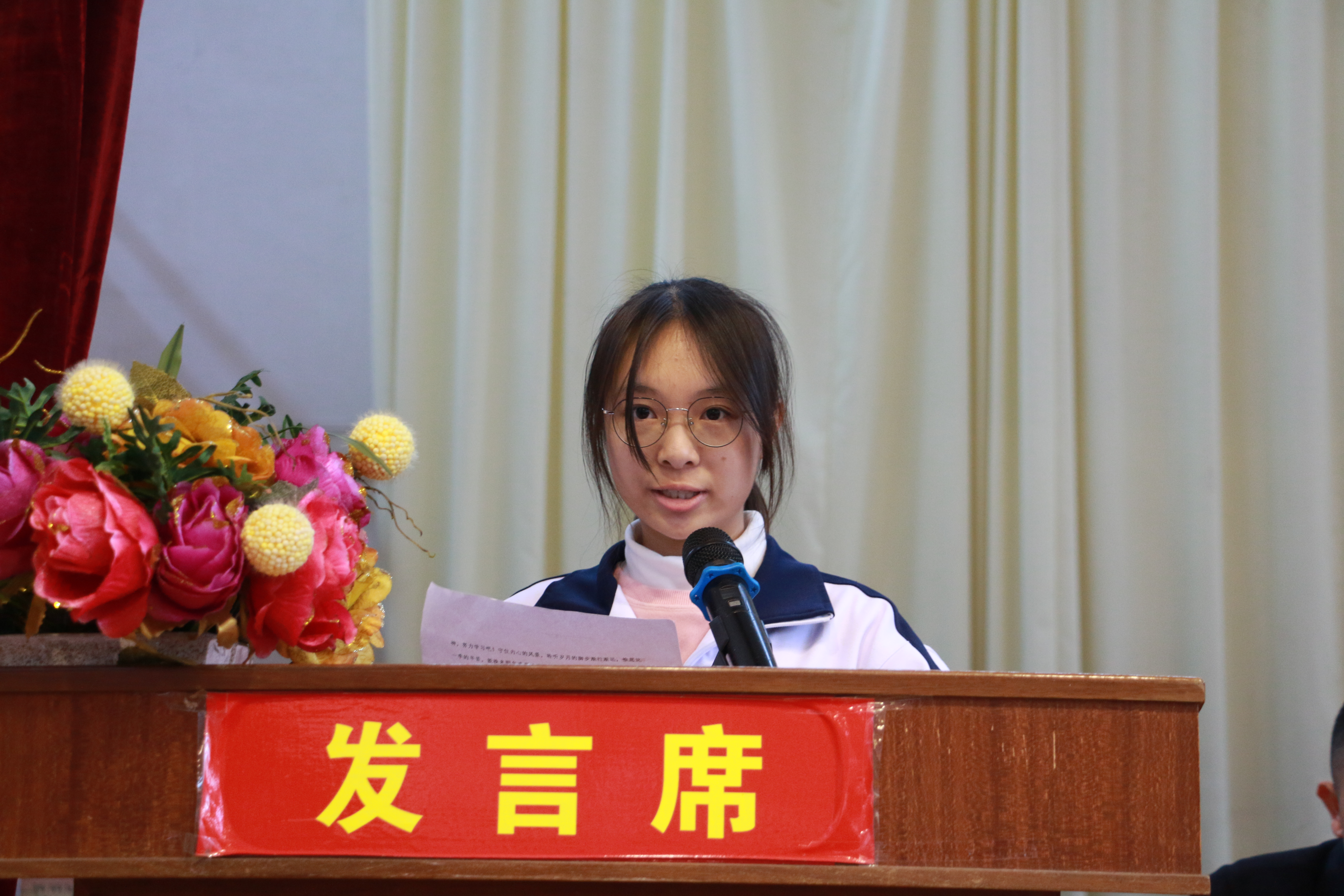 12、獲獎學生代表嚴綺楠講話.JPG
