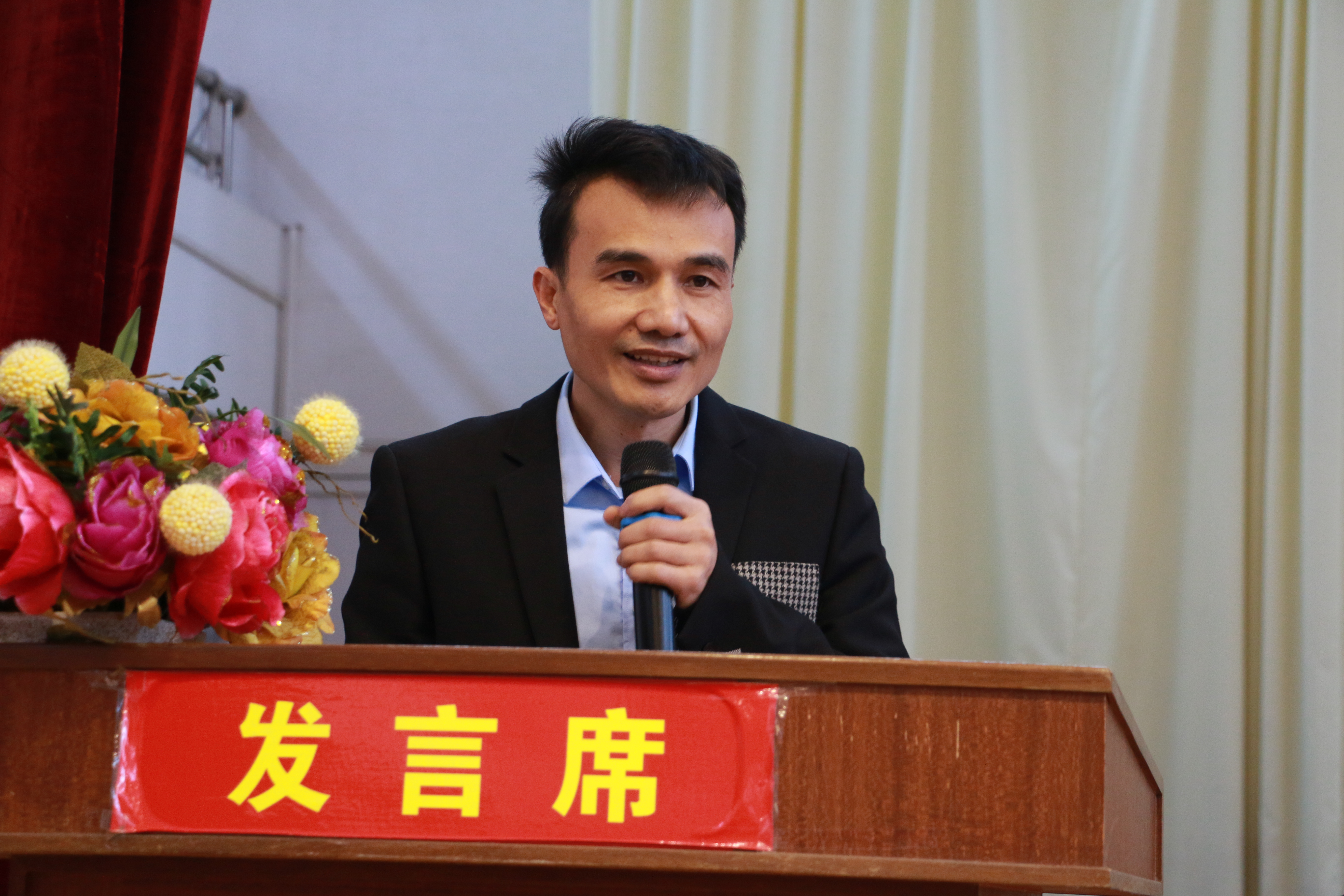 13、家長代表關(guān)國能講話.JPG