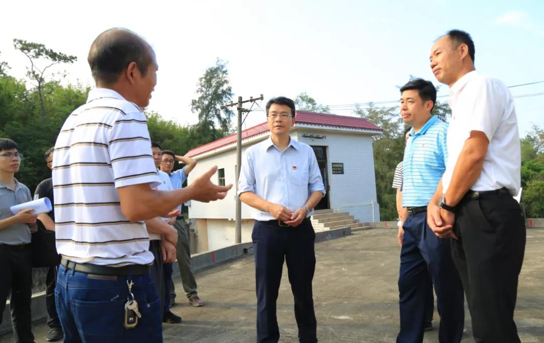 龐書(shū)記巡河1.jpg