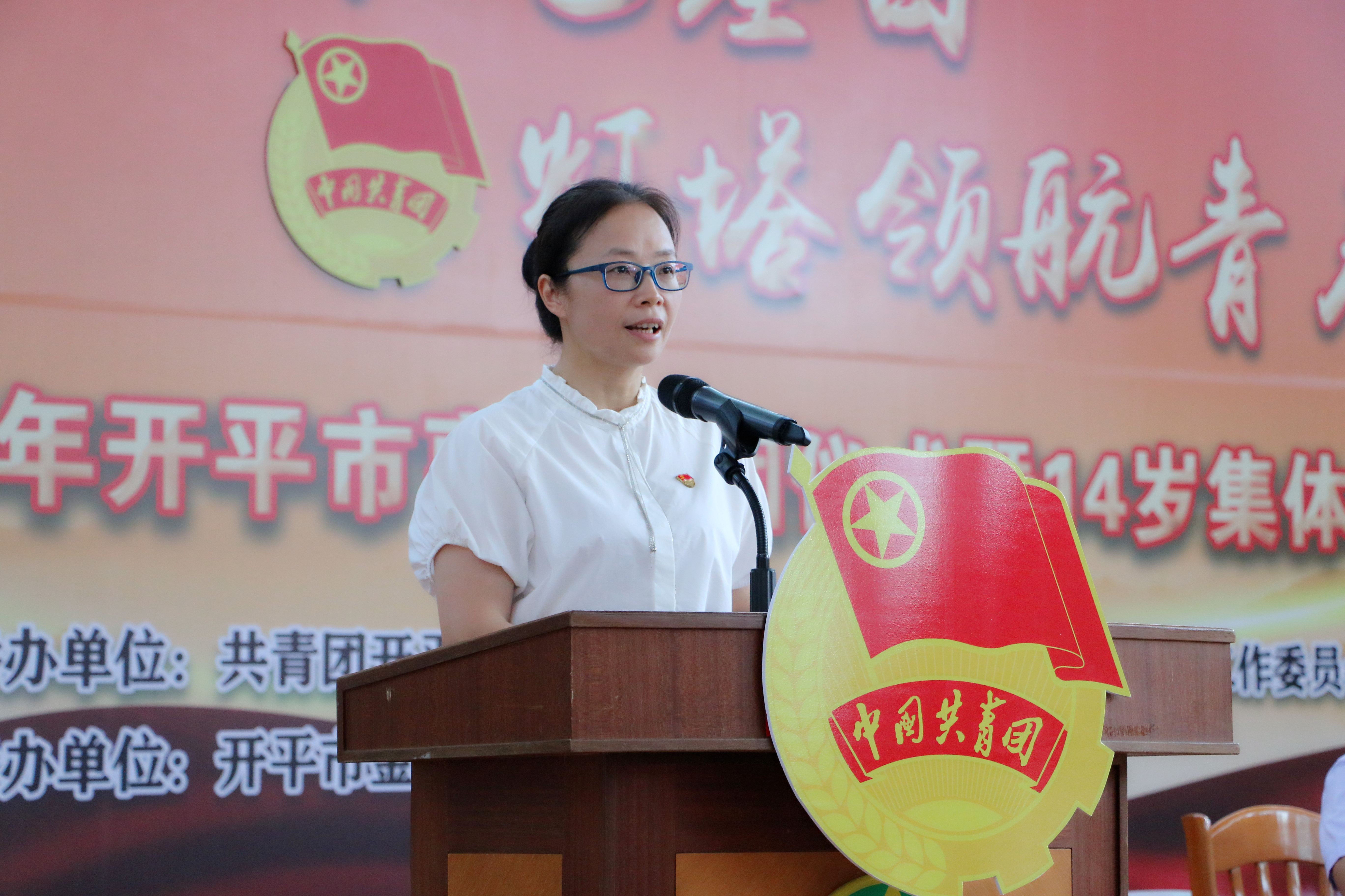 12.黨支部書記、校長(zhǎng)鄭娟馥說(shuō)明入團(tuán)意義、宣讀名單.JPG