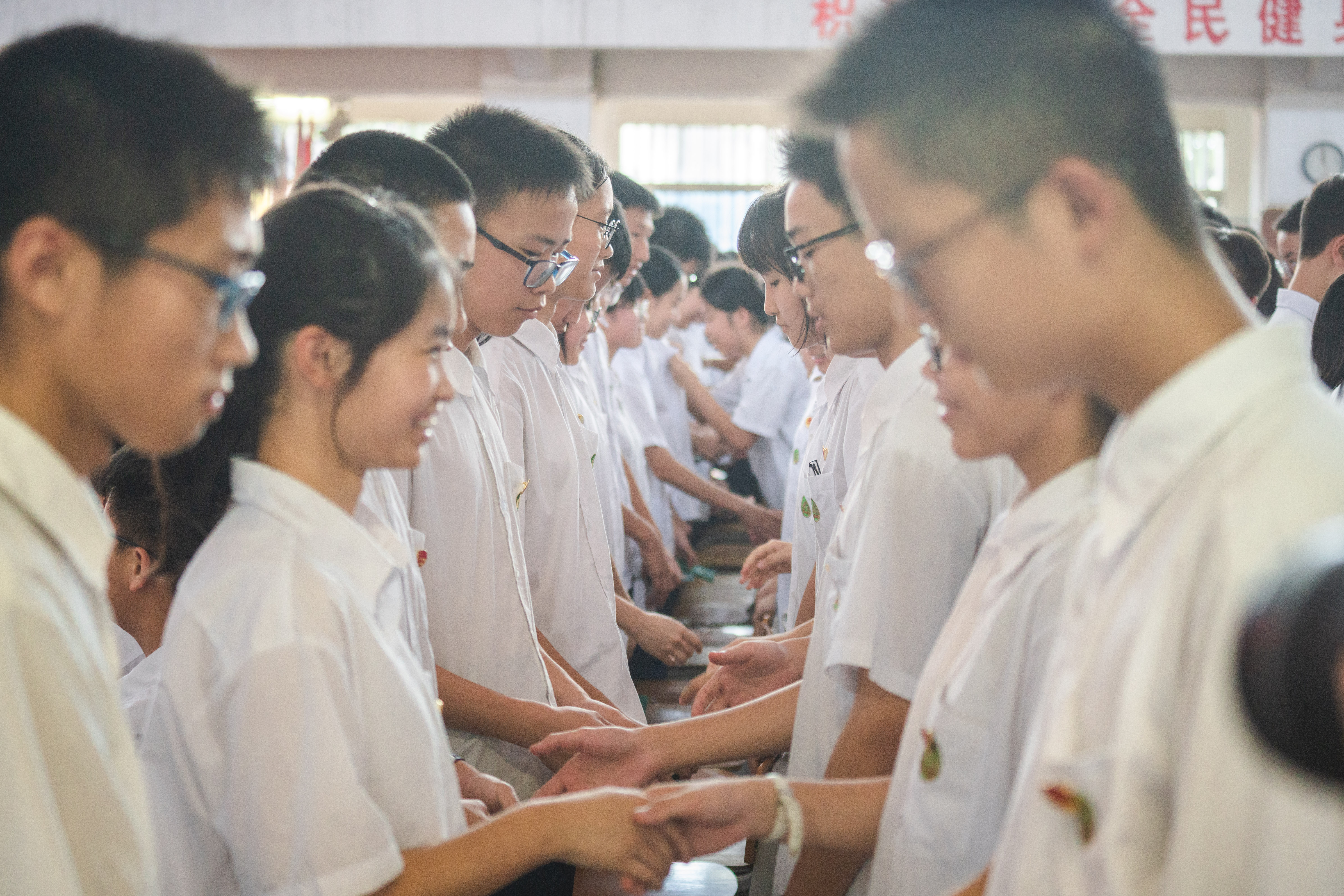13+. 老團員給新團員頒發(fā)團員證、佩戴團徽.jpg