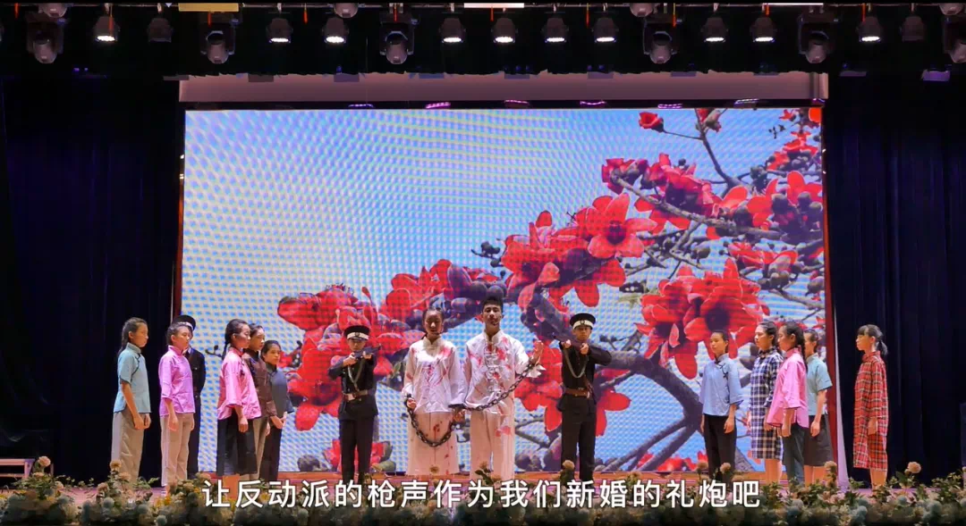 12  5月21日，為慶祝建黨100周年，開平市金山中學(xué)共青團(tuán)員、少先隊員在體育館上演舞臺劇《烈骨忠魂木棉情》，謳歌僑鄉(xiāng)英雄周文雍和陳鐵軍的革命故事。1.png