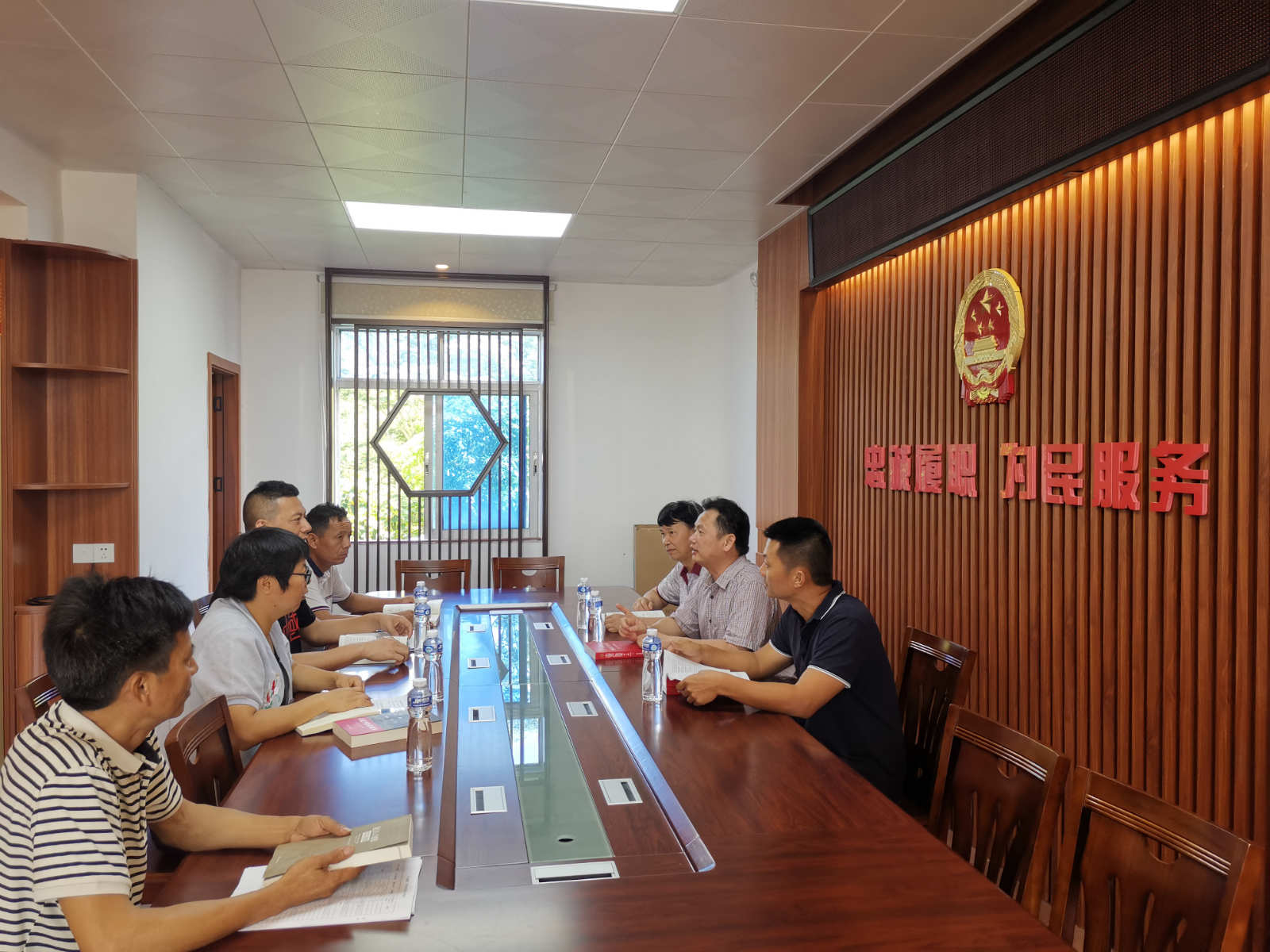 2百合鎮(zhèn)人大代表借助圖書室資源，“大學(xué)習(xí)、深交流”，提升履職能力及綜合素質(zhì)_meitu_5.jpg