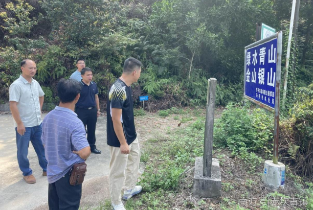 ▲檢查組要求加強(qiáng)路口人員管控和巡山護(hù)林，確保將火種留在山下