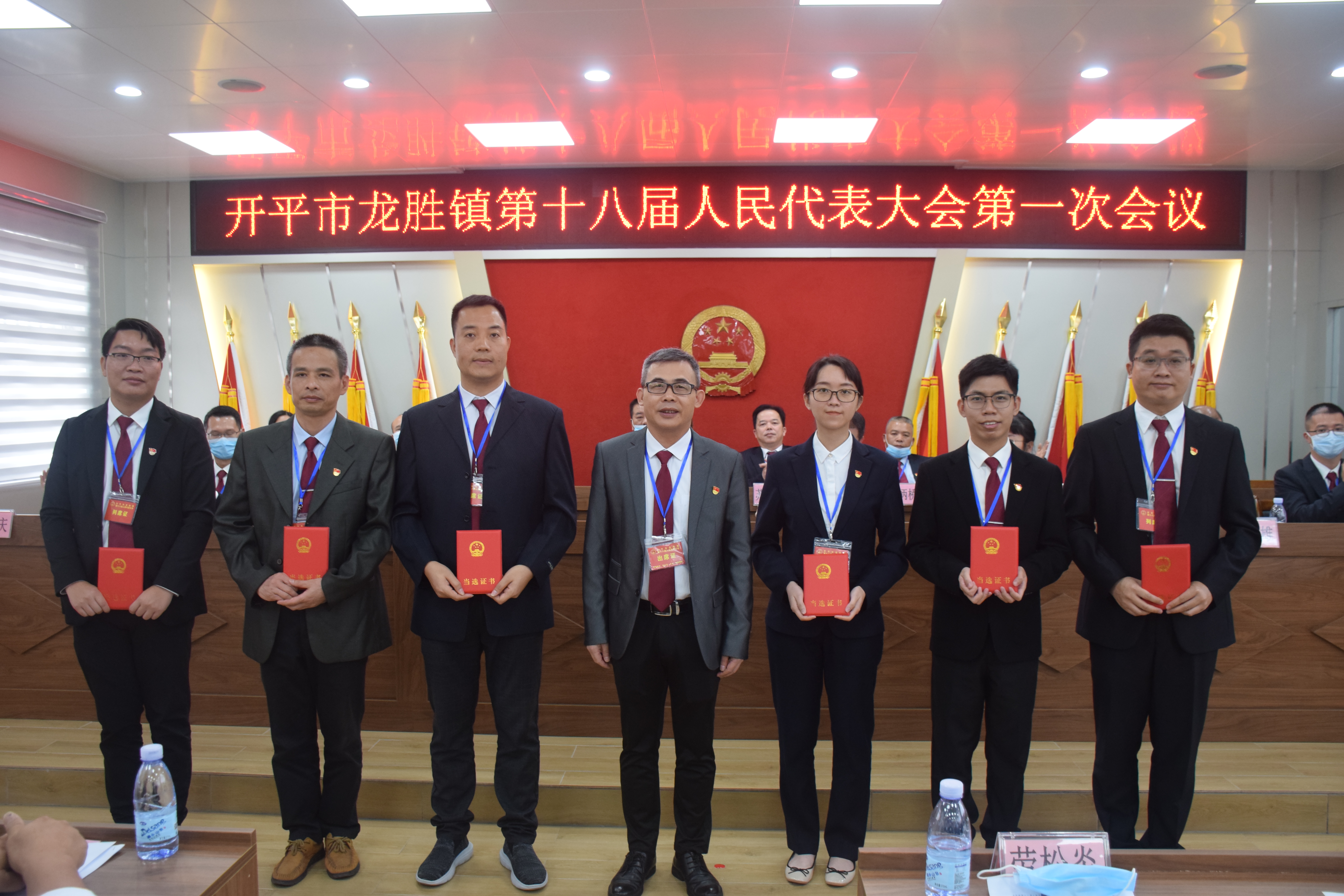 13鎮(zhèn)人大主席彭少波為劉其林、勞松炎、余權(quán)偉、譚永輝、張詩華、黃文彬頒發(fā)副鎮(zhèn)長當選證書.JPG