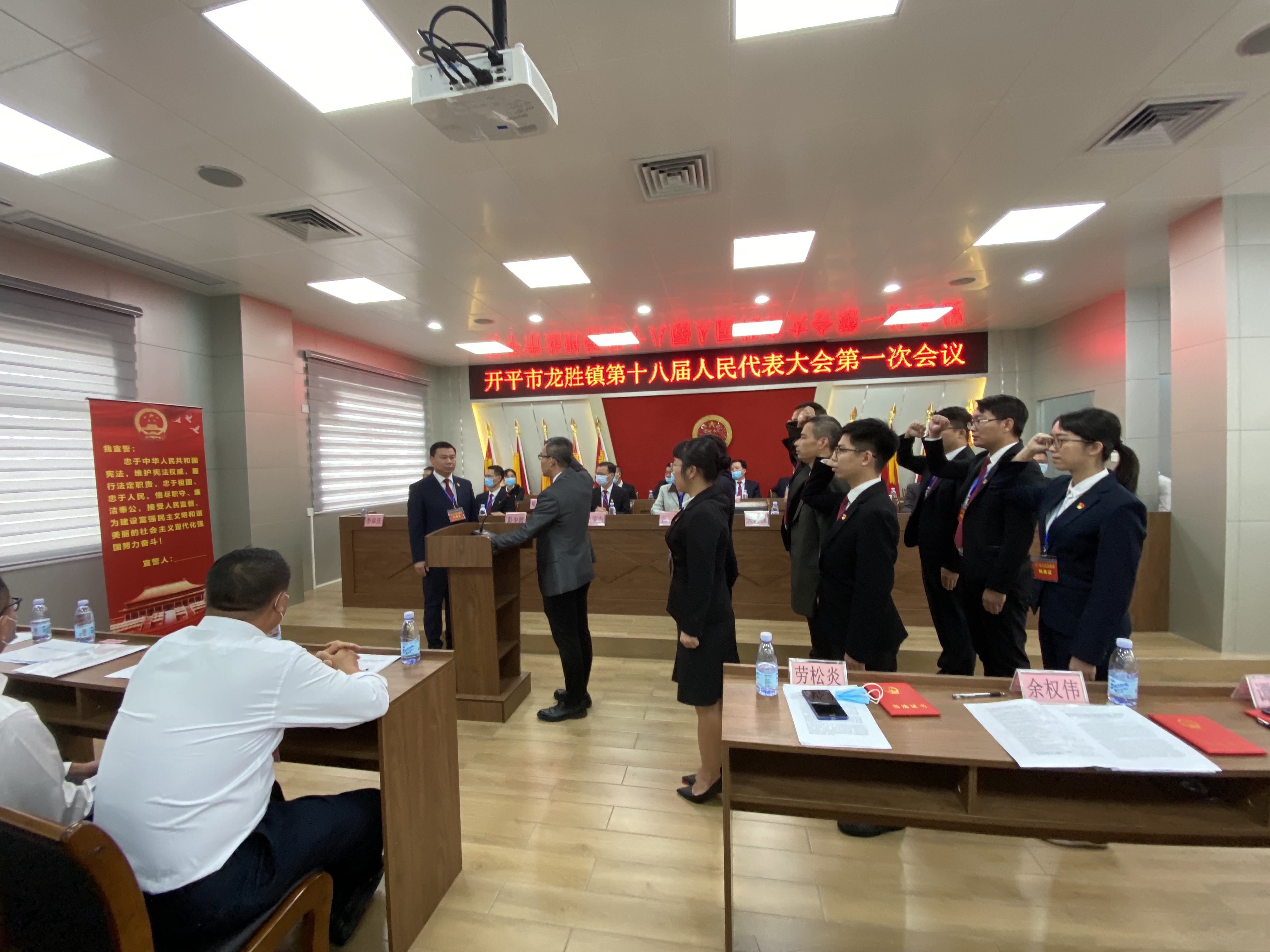 14新當選的龍勝鎮(zhèn)人大、政府領導班子成員向憲法莊嚴宣誓.jpg