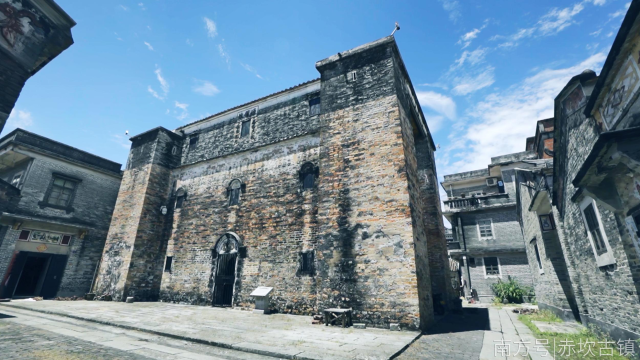 ▲迎龍樓樓體坐西北朝東南，樓高三層，磚木結構，距今已有440多年歷史。
