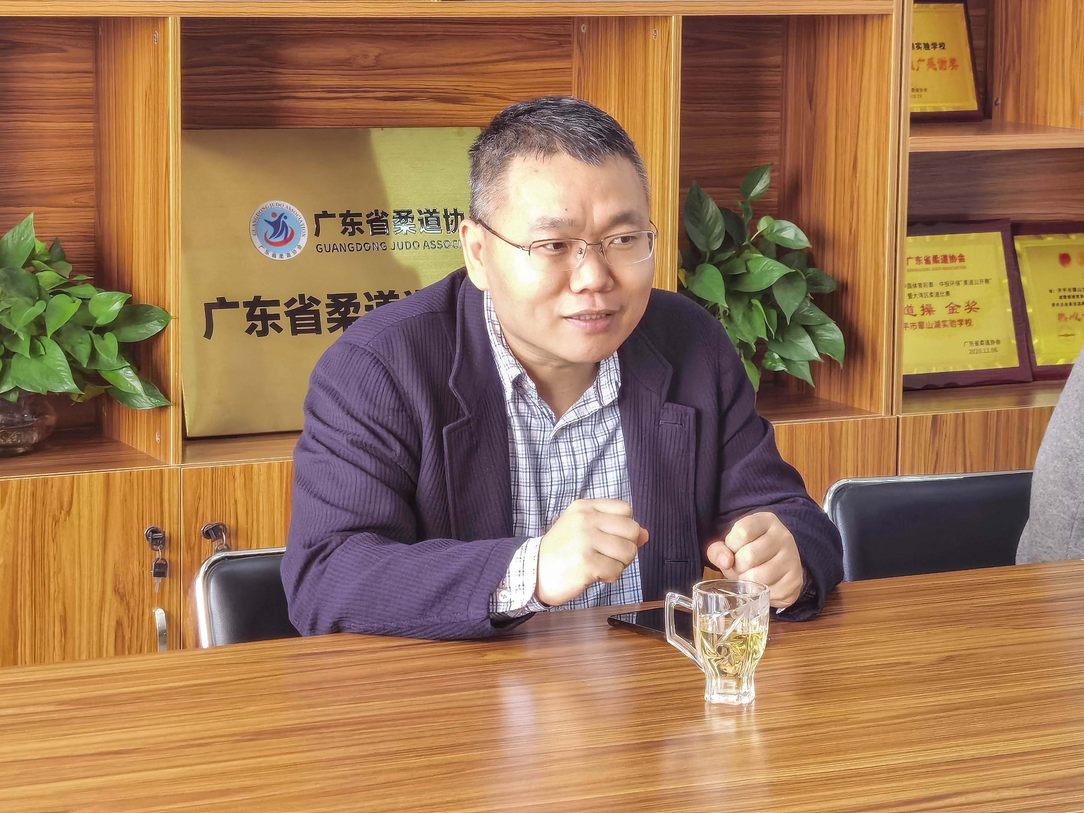7.在聽取匯報后，賈匯亮教授對學(xué)校開展教師信息技術(shù)應(yīng)用能力提升校本研修工作提出指導(dǎo)意見和具體要求.jpg