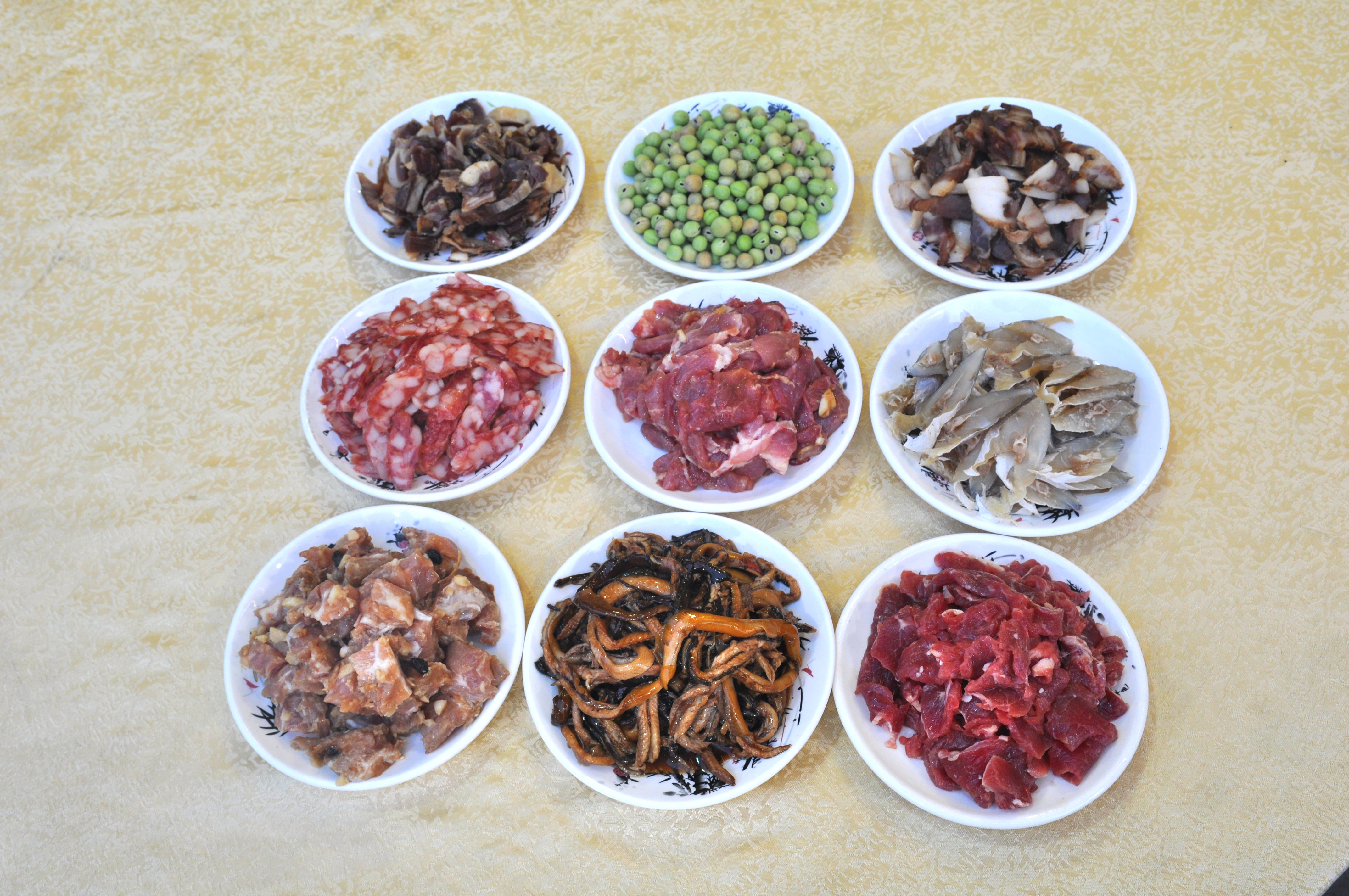 3：赤坎煲仔飯烹飪的第二步，備料，主要的材料有黃蟮、臘味、牛肉、排骨等各種肉類品種2021.3.1.JPG