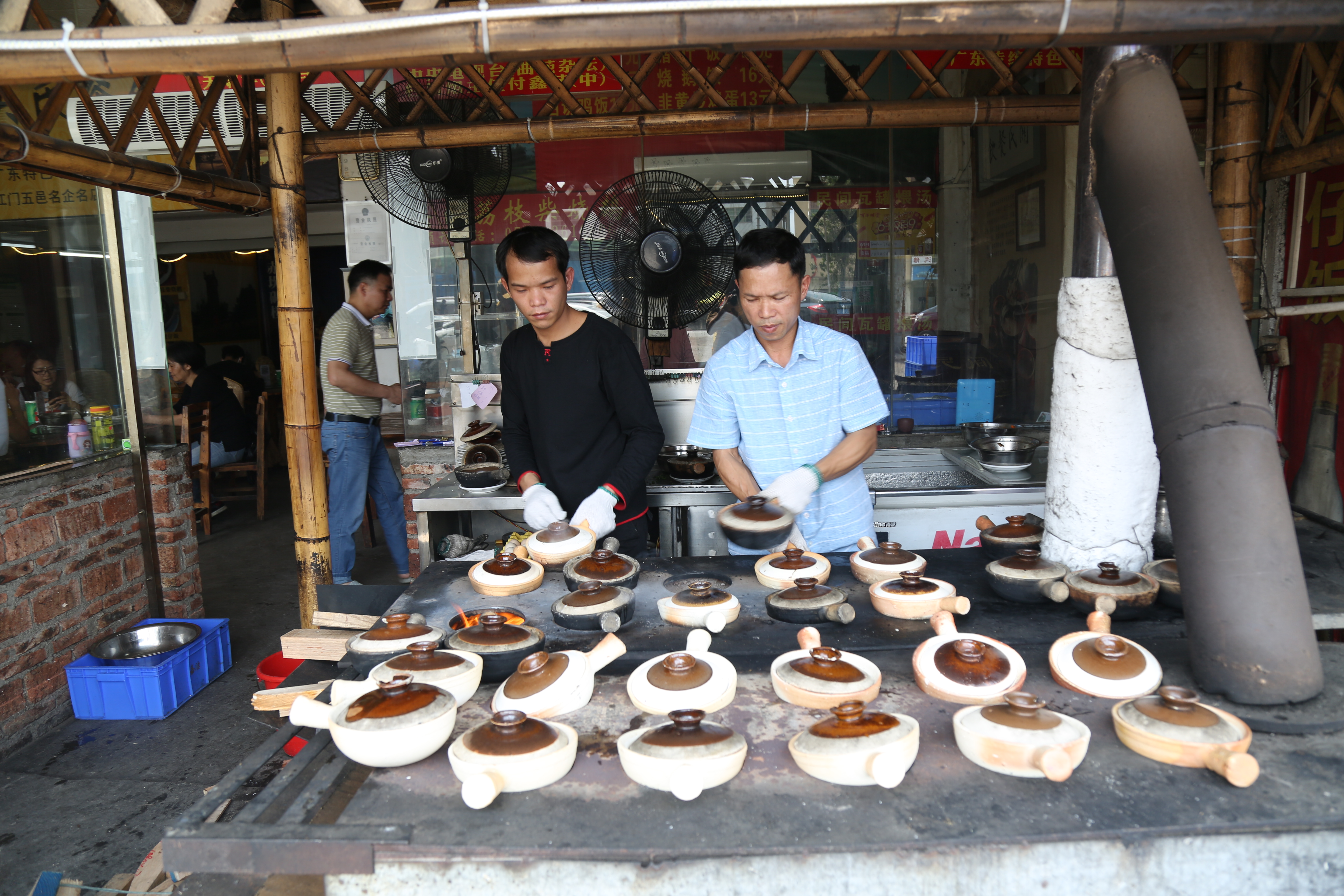 6：關(guān)緩興后人關(guān)永衡和關(guān)永君在制作赤坎煲仔飯。2020.3.22.JPG