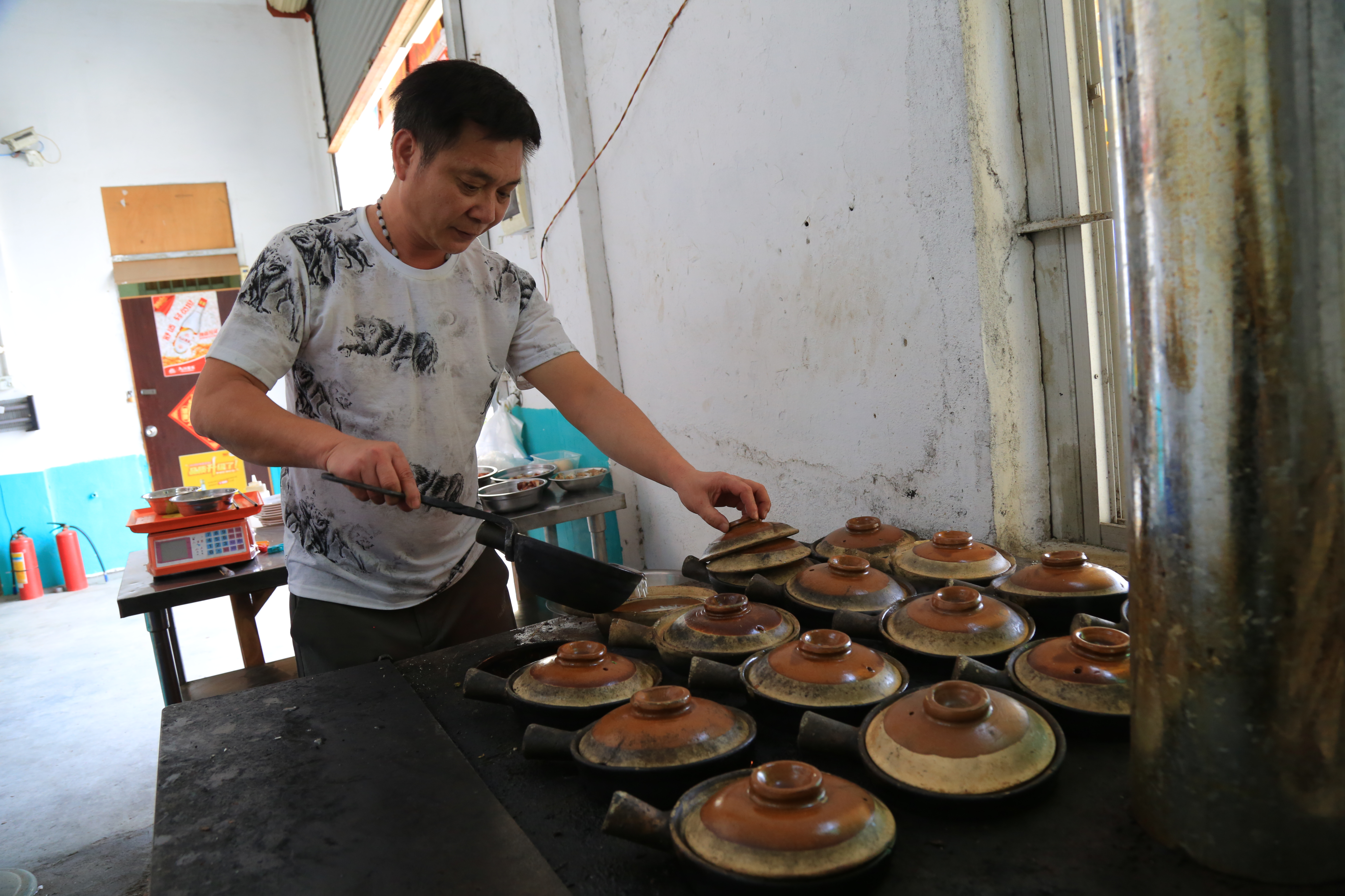 7：司徒靈創(chuàng)后人司徒錫俊在制作赤坎煲仔飯。2021.3.20.JPG