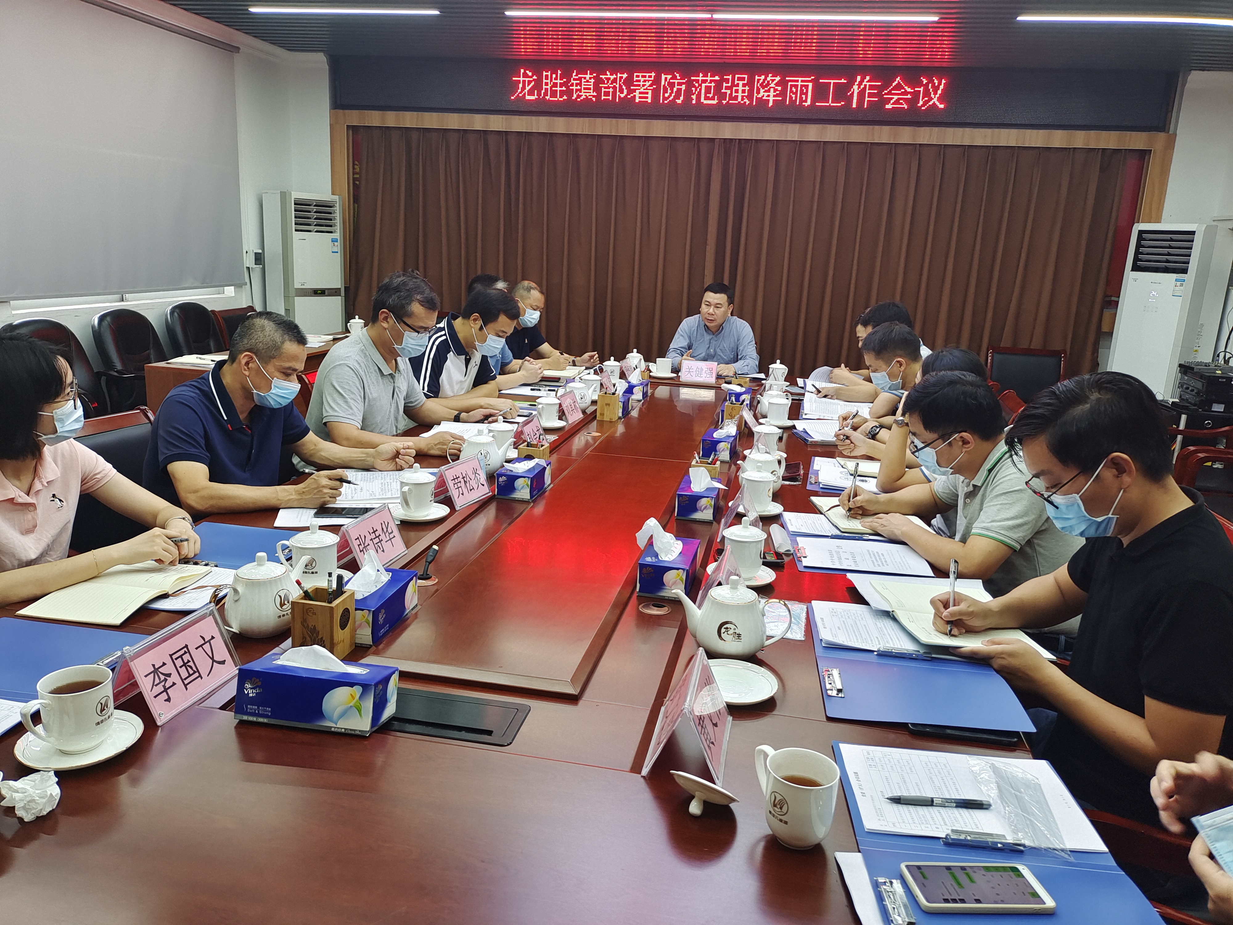 1鎮(zhèn)、村兩級(jí)召開(kāi)強(qiáng)降雨防汛專(zhuān)題工作會(huì)議.jpg