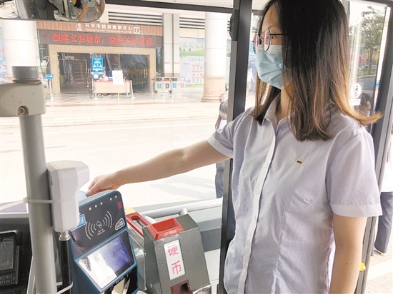 市民在開平可刷社保卡乘坐公交車了。