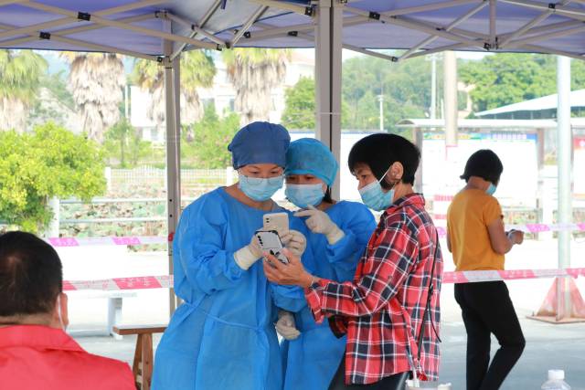 在黨旗引領下，黨員先鋒隊、網格員、青年志愿者、新業(yè)態(tài)新就業(yè)群體等積極投身抗疫一線，協(xié)助群眾做好核酸檢測工作
