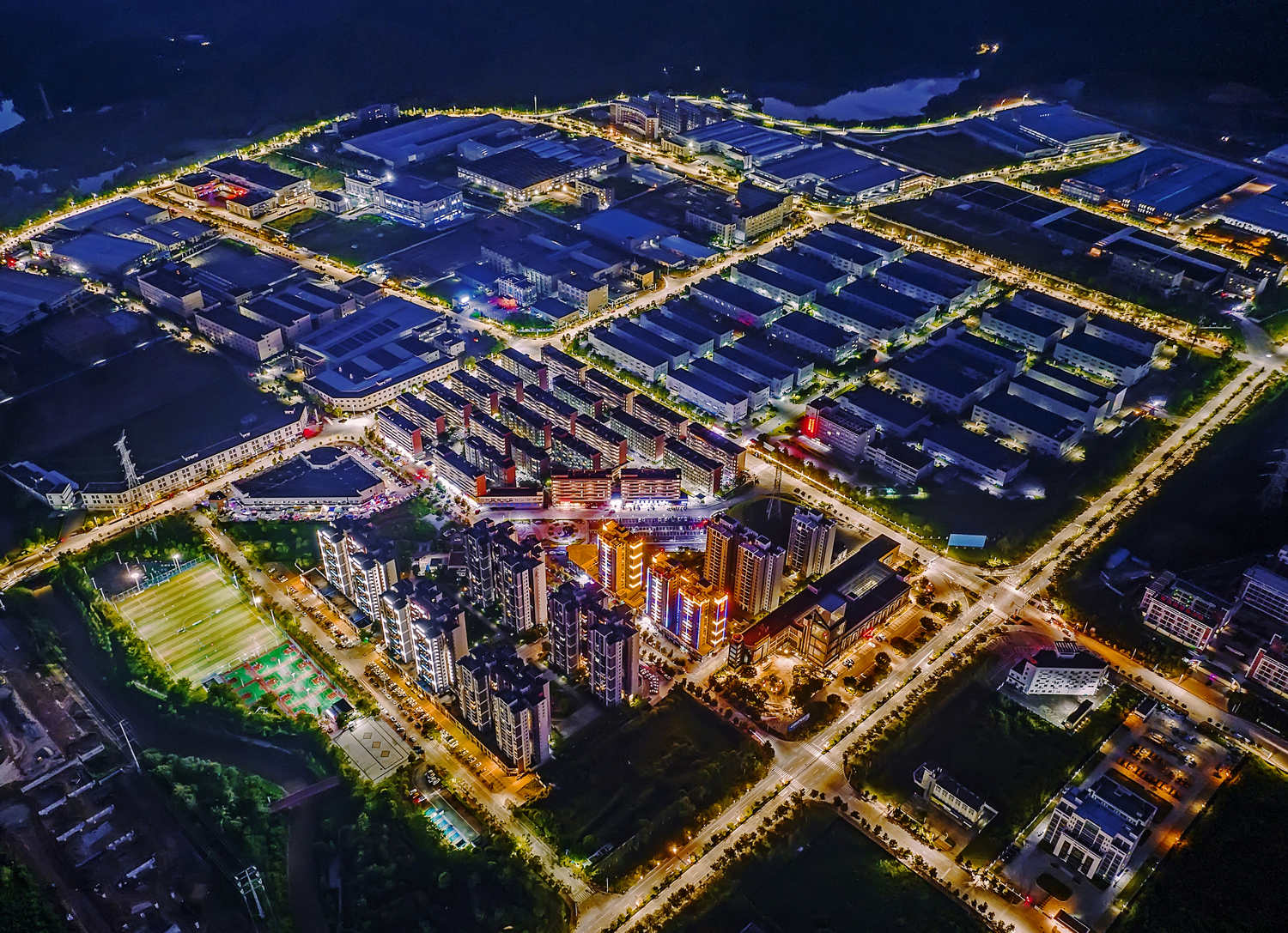 2、燈火通明的高新區(qū)，產(chǎn)業(yè)發(fā)展興旺發(fā)達(dá)。張永林?jǐn)z。_調(diào)整大小.jpg