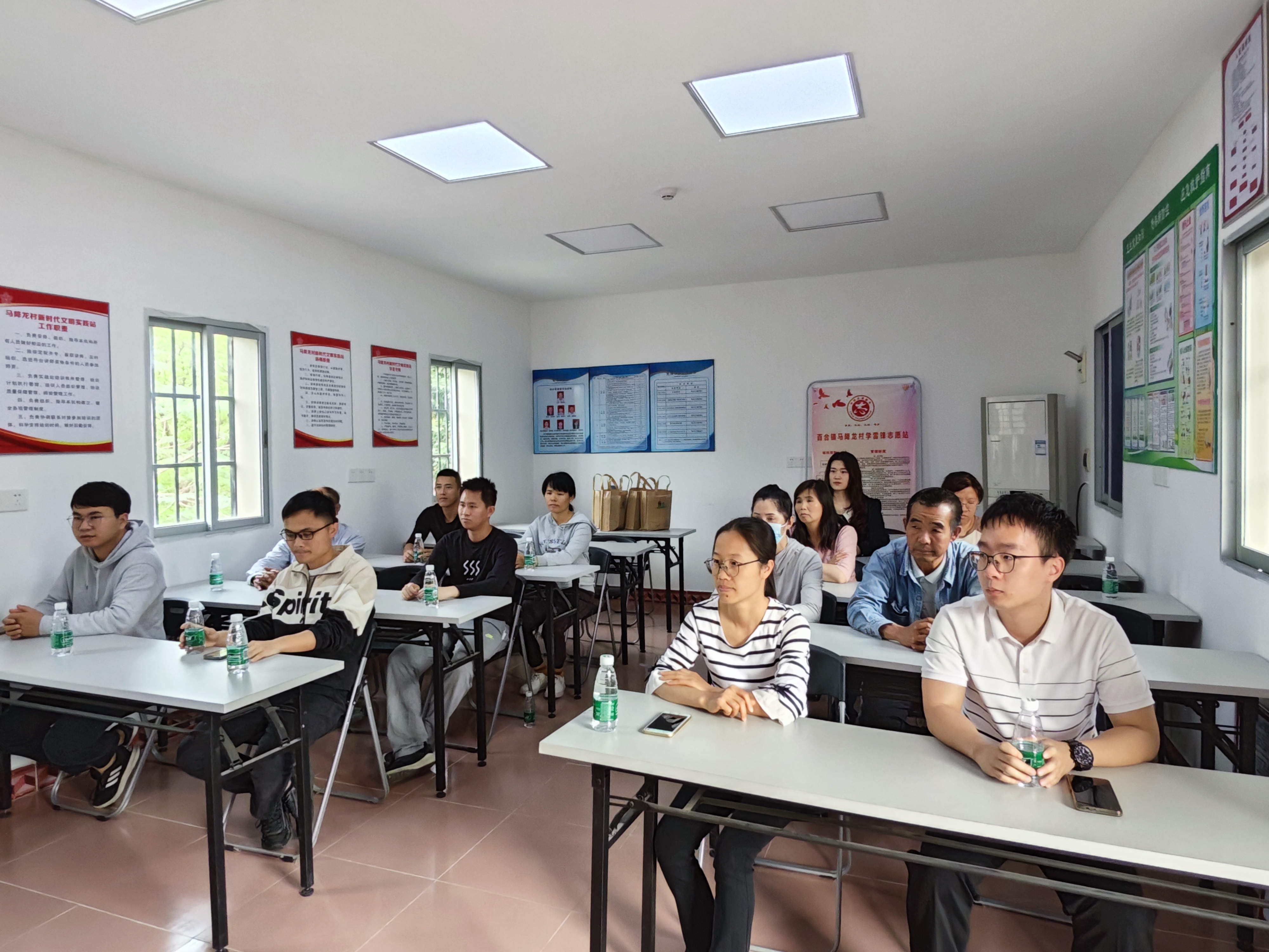 （圖片資料）Ⅱ-2-2)-②2022年11月22日開(kāi)平市農(nóng)業(yè)農(nóng)村局在百合鎮(zhèn)馬降龍村開(kāi)展學(xué)習(xí)農(nóng)業(yè)技術(shù)宣傳 共展振興夢(mèng)想“聽(tīng)黨話(huà)、感黨恩、跟黨走”主體教育活動(dòng)（3）.jpg