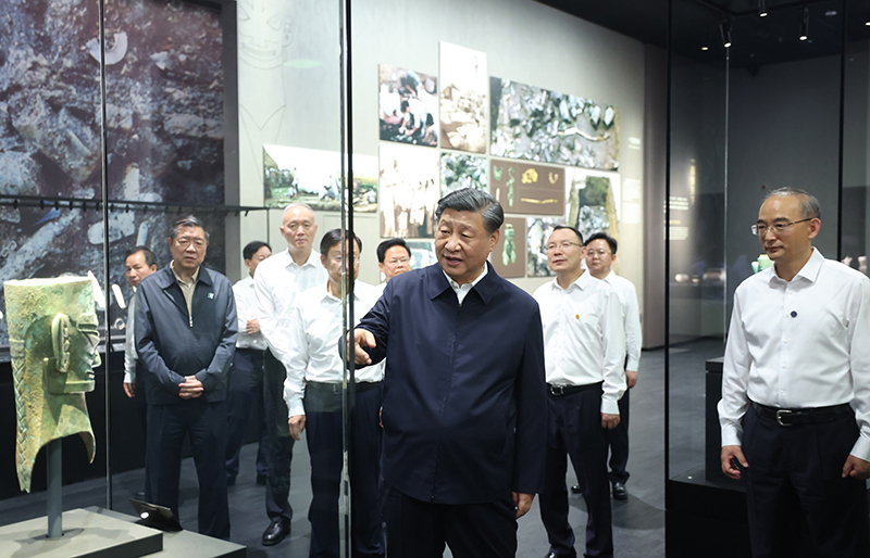 7月25日至27日，中共中央總書記、國家主席、中央軍委主席習(xí)近平在四川考察。這是26日下午，習(xí)近平在位于德陽市廣漢市的三星堆博物館新館參觀。