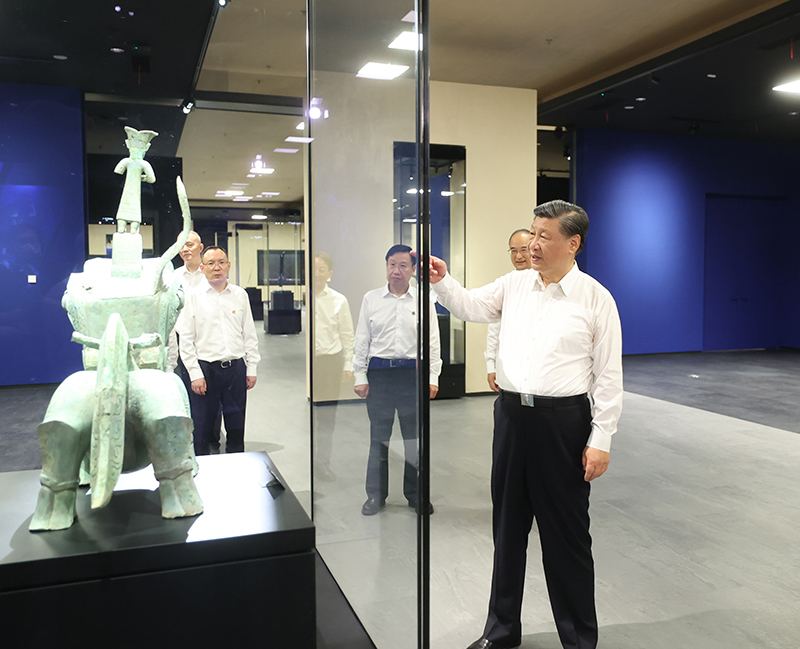7月25日至27日，中共中央總書記、國家主席、中央軍委主席習(xí)近平在四川考察。這是26日下午，習(xí)近平在位于德陽市廣漢市的三星堆博物館新館參觀。