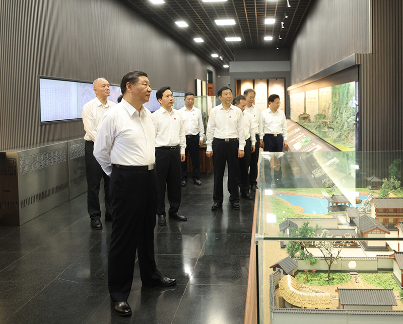 7月29日，中共中央總書記、國家主席、中央軍委主席習(xí)近平在四川考察結(jié)束返京途中，來到陜西省漢中市考察。這是習(xí)近平參觀漢中市博物館有關(guān)歷史文物展陳。