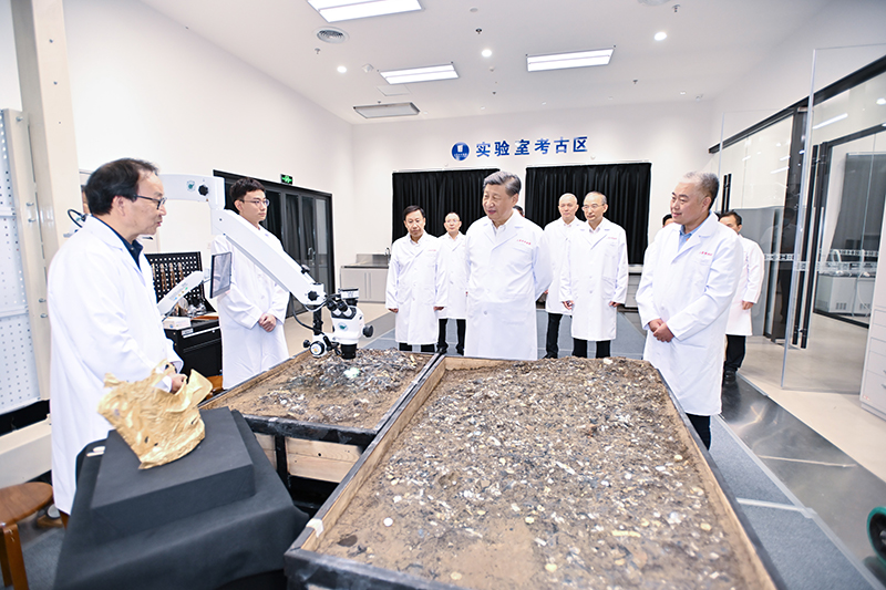 7月25日至27日，中共中央總書記、國家主席、中央軍委主席習(xí)近平在四川考察。這是26日下午，習(xí)近平在位于德陽市廣漢市的三星堆博物館文物保護(hù)與修復(fù)館，同現(xiàn)場工作人員親切交流。