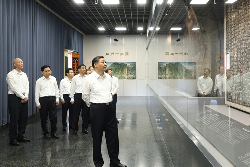7月29日，中共中央總書記、國家主席、中央軍委主席習(xí)近平在四川考察結(jié)束返京途中，來到陜西省漢中市考察。這是習(xí)近平參觀漢中市博物館有關(guān)歷史文物展陳。