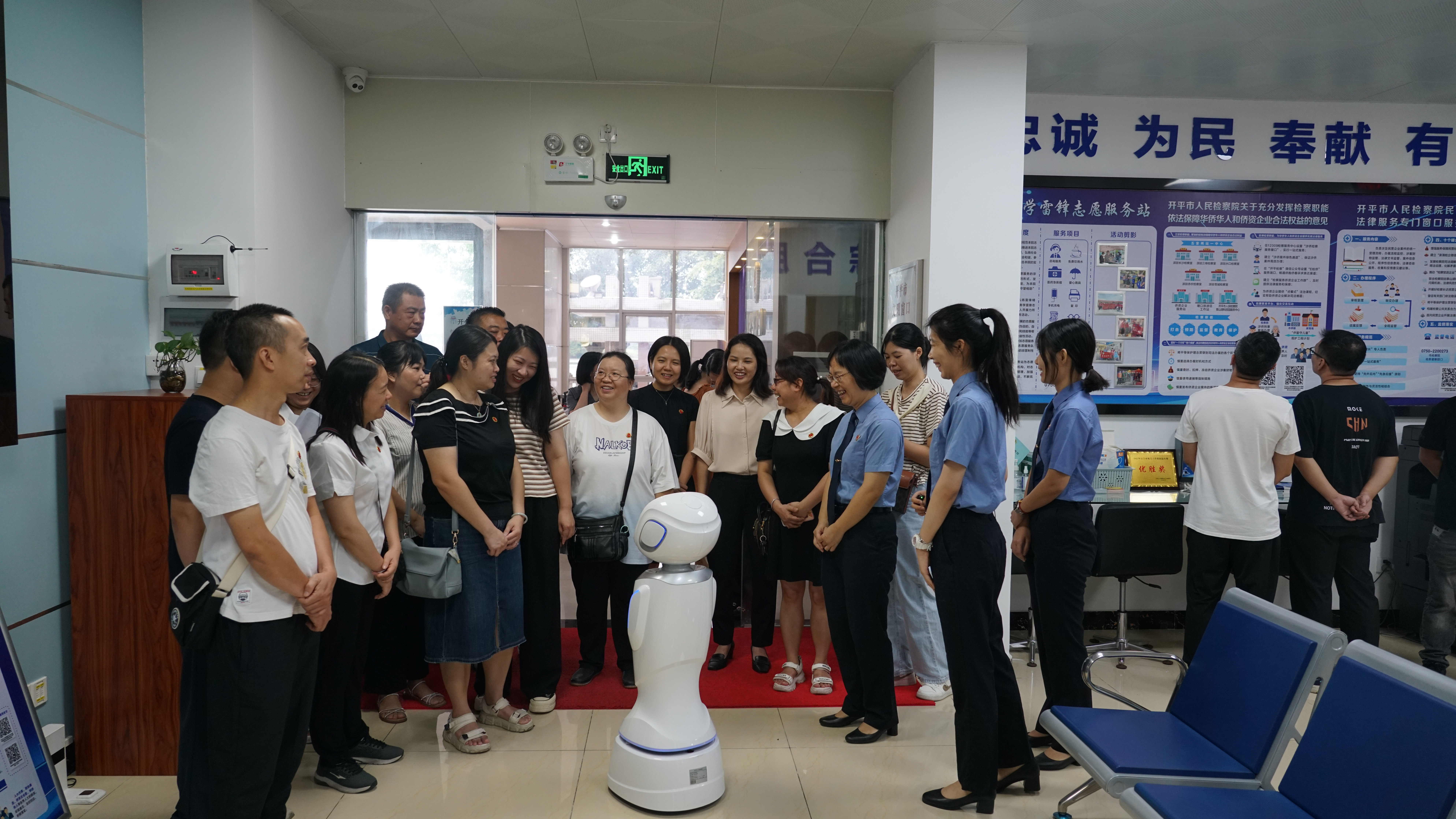 18.“法律明白人”、農(nóng)村學(xué)法用法示范戶代表走進(jìn)人民檢察院開展培訓(xùn)活動(dòng).JPG