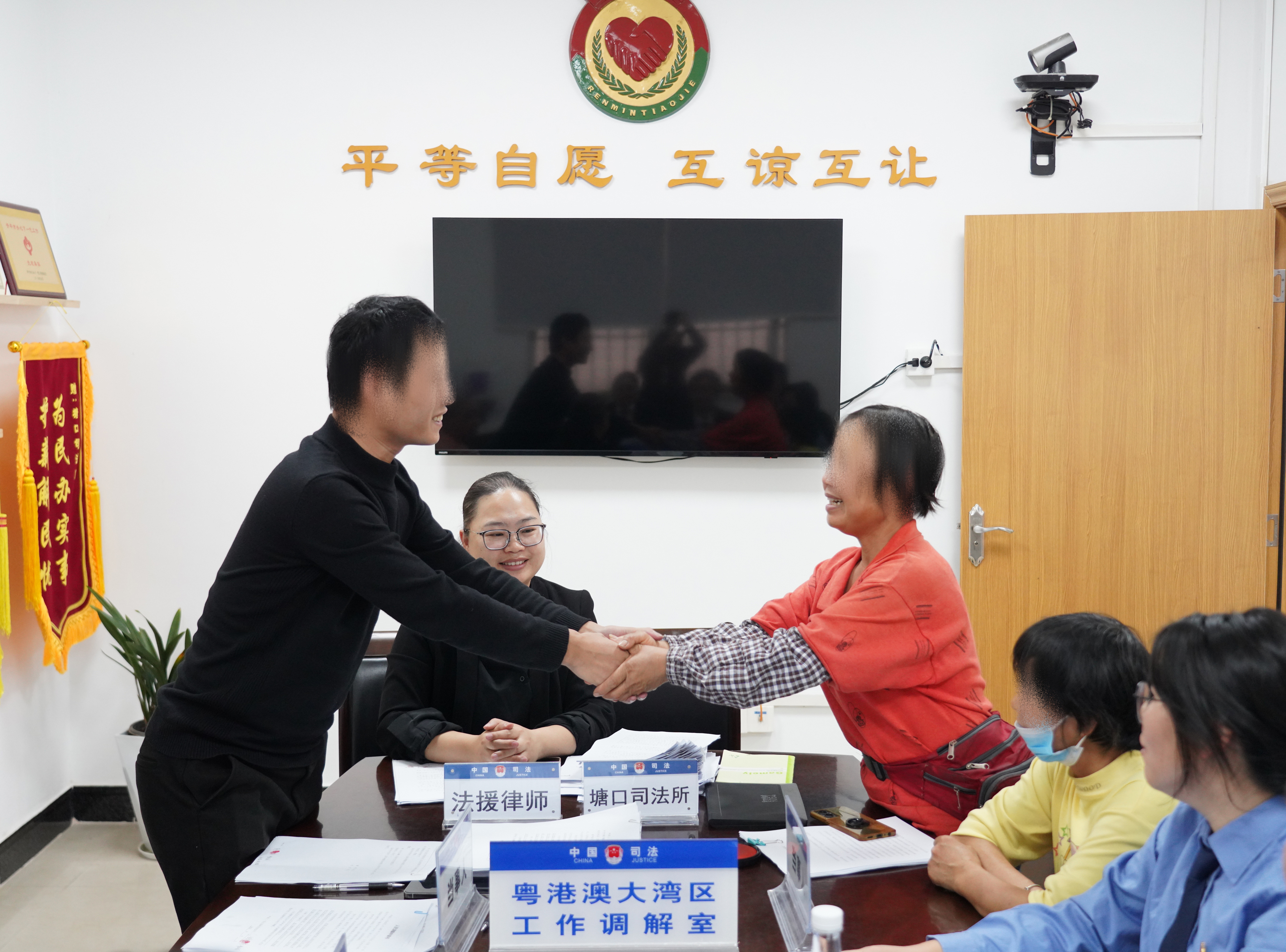 雙方代表握手言和，喜逐顏開.jpg