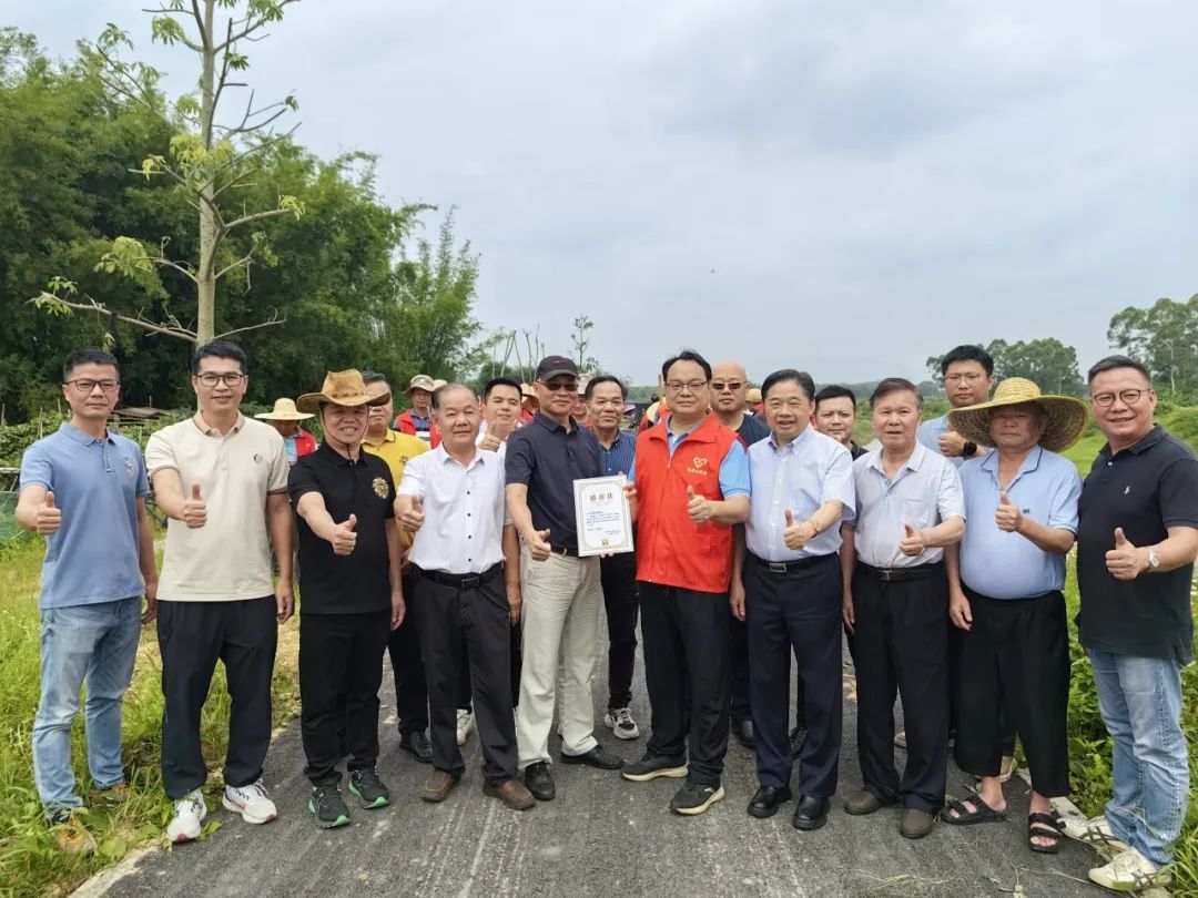 黨建領航同筑林，慈善公益暖人心——馬岡鎮(zhèn)舉辦公益植樹活動 border=