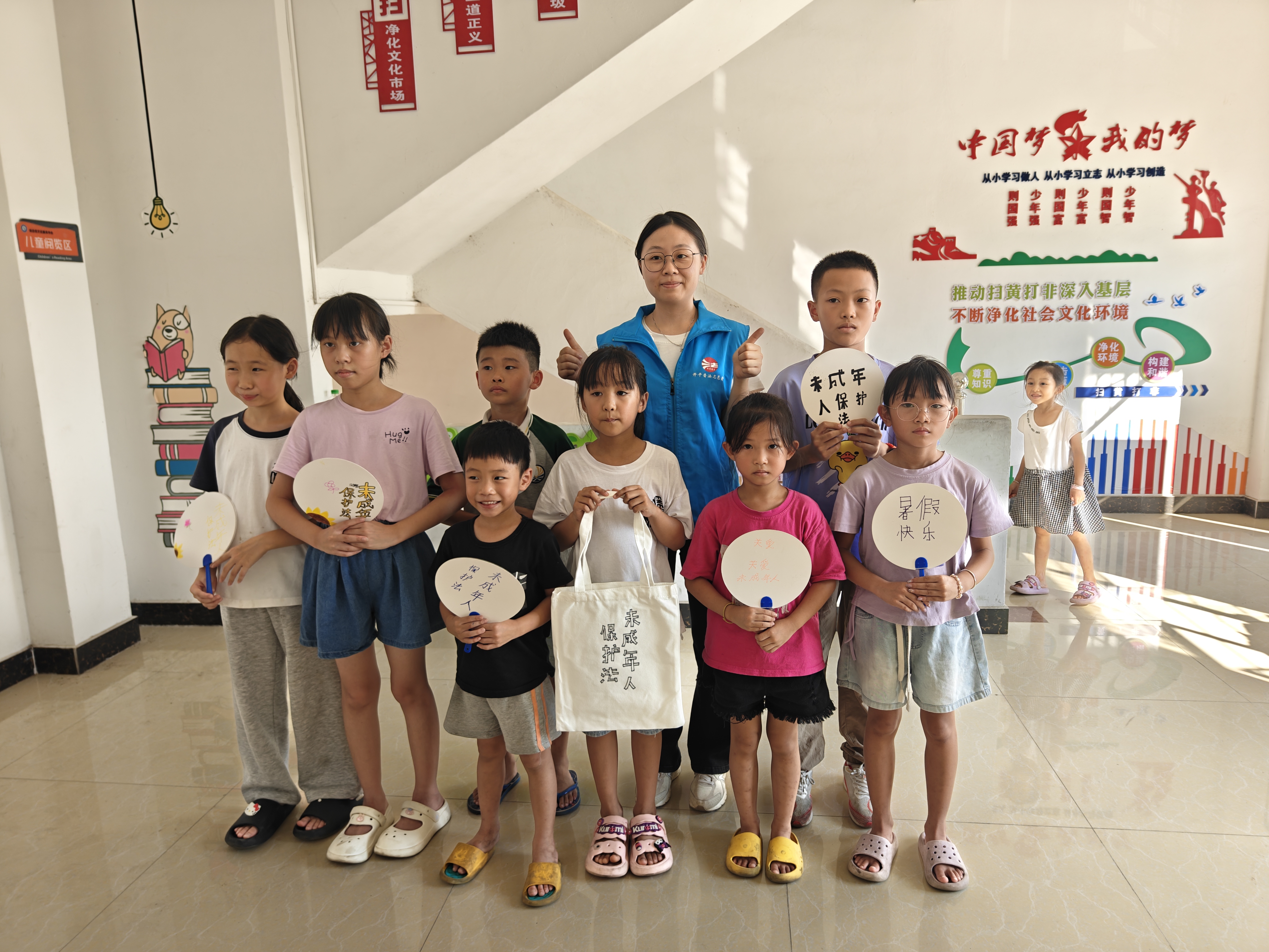 2-4 2024年8月8日下午，龍勝司法所在橋新村開展法治文化活動(dòng)，以法治圖書閱讀、法治故事宣講、法治知識(shí)講座、法治書畫制作等方式，開展預(yù)防未成年人犯罪、未成年人保護(hù)法治宣傳.jpg
