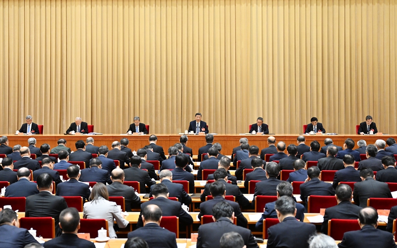 ??12月11日至12日，中央經濟工作會議在北京舉行。中共中央總書記、國家主席、中央軍委主席習近平出席會議并發(fā)表重要講話。李強、趙樂際、王滬寧、蔡奇、丁薛祥、李希出席會議。