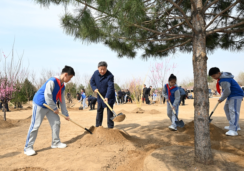 習(xí)近平在參加首都義務(wù)植樹活動(dòng)時(shí)強(qiáng)調(diào)：匯聚共建美麗中國磅礴力量 讓祖國大地更加綠意盎然生機(jī)勃發(fā)