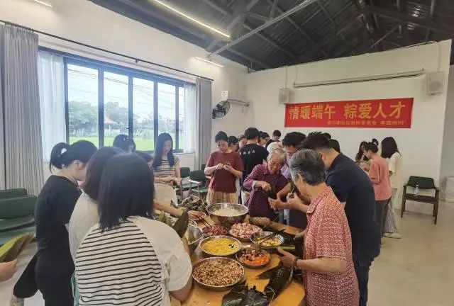 外地青年體驗(yàn)塘口的傳統(tǒng)文化。