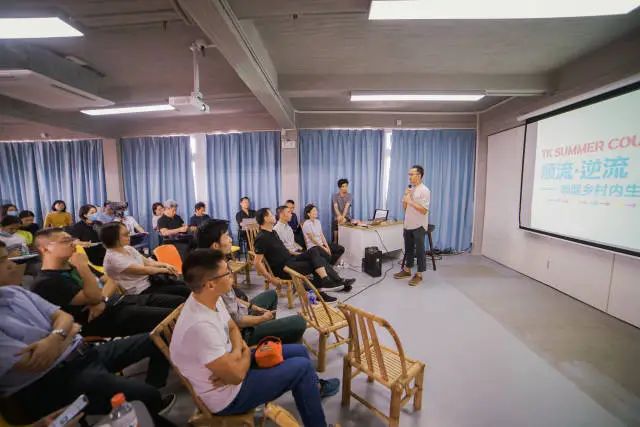 在塘口的外地青年一起開分享交流會(huì)。