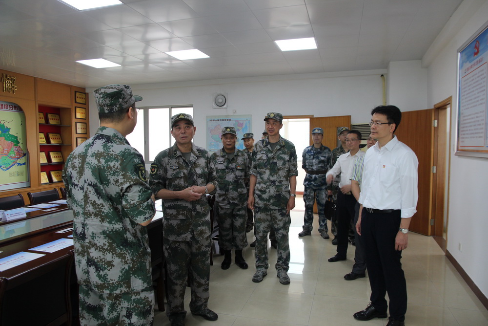 2018年05月08日，省軍區(qū)副政委梁躍嘉少將到長(zhǎng)沙街道調(diào)研武裝工作.jpg