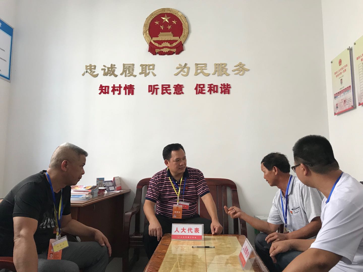 市代表、鎮(zhèn)黨委書記接訪群眾.jpg